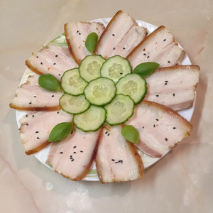 Грудинка, запеченная с томатной пастой