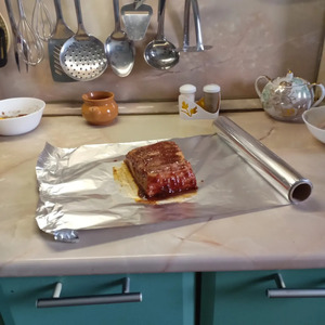 Грудинка, запеченная с томатной пастой