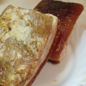 Грудинка, запеченная с томатной пастой