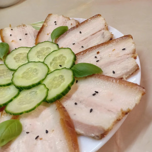 Грудинка, запеченная с томатной пастой