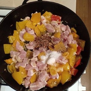 Гуляш с болгарским перцем Гуляш с болгарским перцем