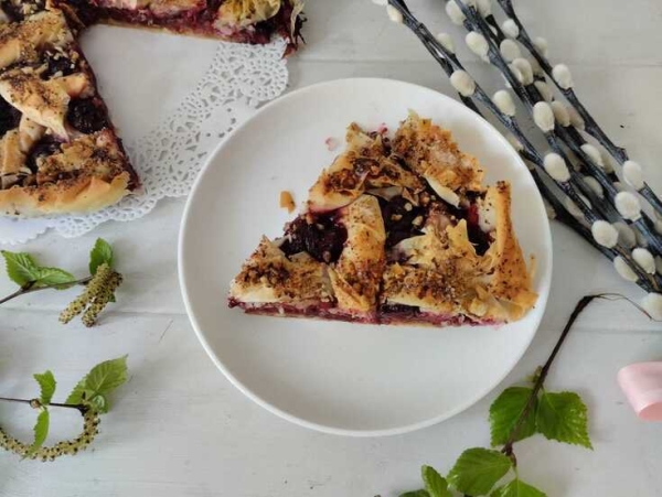 Хрустящий вишневый пирог с орехами Хрустящий вишневый пирог с орехами