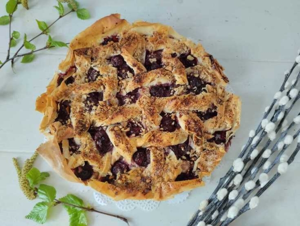 Хрустящий вишневый пирог с орехами Хрустящий вишневый пирог с орехами