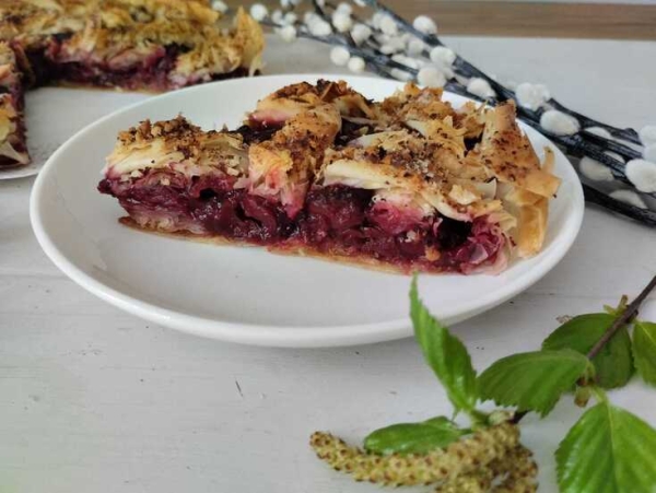 Хрустящий вишневый пирог с орехами Хрустящий вишневый пирог с орехами