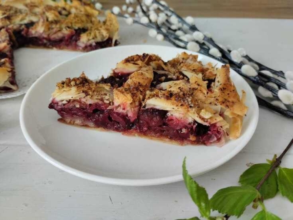 Хрустящий вишневый пирог с орехами Хрустящий вишневый пирог с орехами