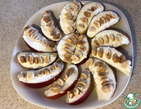Яблочный перекус с сыром и арахисом Яблочный перекус с сыром и арахисом