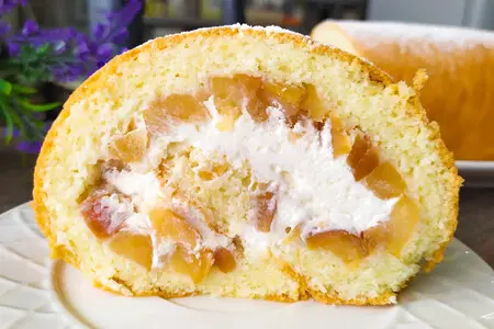 Яблочный рулет с творожным кремом и орешками Яблочный рулет с творожным кремом и орешками