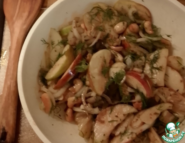 Яблоки, орехи и маринованный лук