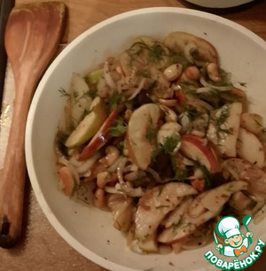 Яблоки, орехи и маринованный лук