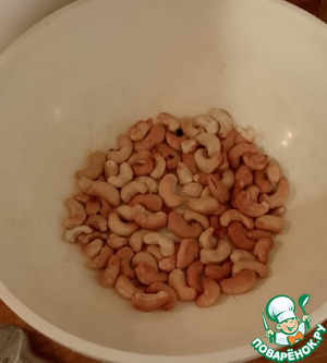 Яблоки, орехи и маринованный лук