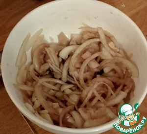 Яблоки, орехи и маринованный лук