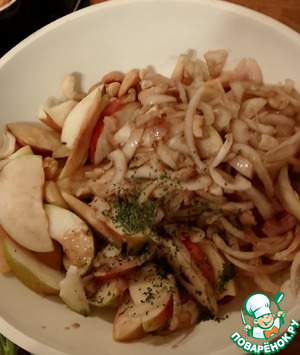 Яблоки, орехи и маринованный лук