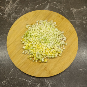 Яичный салат с огурцом и сельдереем Яичный салат с огурцом и сельдереем