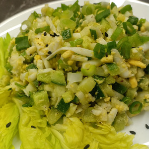 Яичный салат с огурцом и сельдереем Яичный салат с огурцом и сельдереем