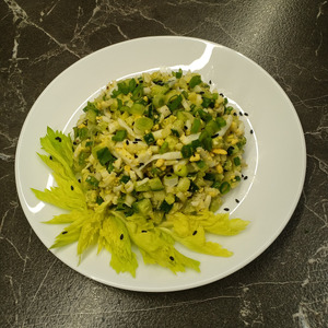 Яичный салат с огурцом и сельдереем Яичный салат с огурцом и сельдереем