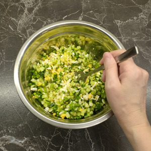 Яичный салат с огурцом и сельдереем Яичный салат с огурцом и сельдереем