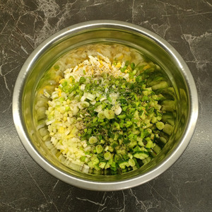 Яичный салат с огурцом и сельдереем Яичный салат с огурцом и сельдереем