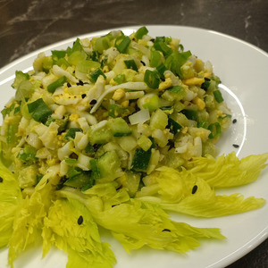 Яичный салат с огурцом и сельдереем Яичный салат с огурцом и сельдереем