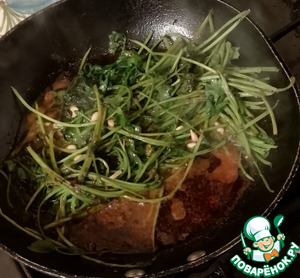 Яйца "в корзине" с копчёным шпинатом Яйца "в корзине" с копчёным шпинатом