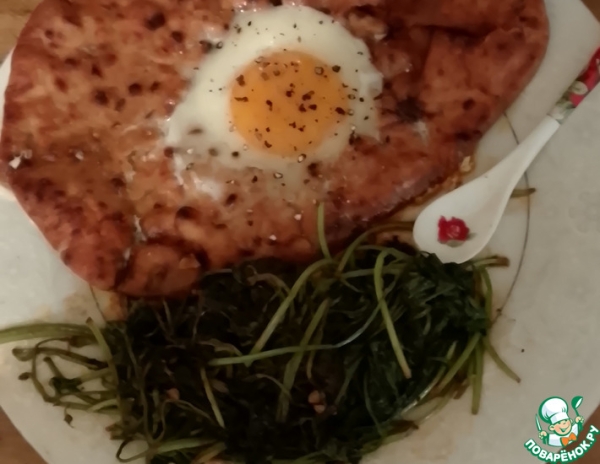 Яйца "в корзине" с копчёным шпинатом Яйца "в корзине" с копчёным шпинатом
