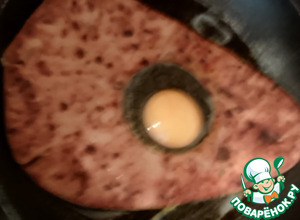 Яйца "в корзине" с копчёным шпинатом Яйца "в корзине" с копчёным шпинатом