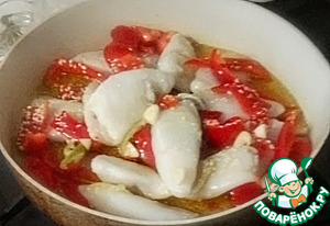 Кальмары с перцами и жареным миндалем