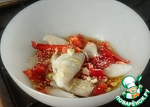 Кальмары с перцами и жареным миндалем