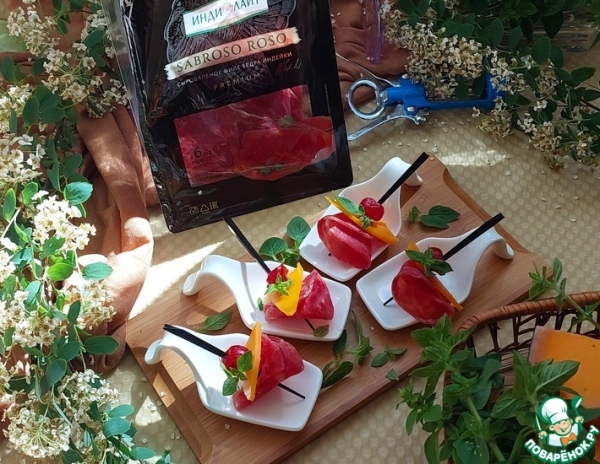 Канапе с сыровяленым филе бедра индейки