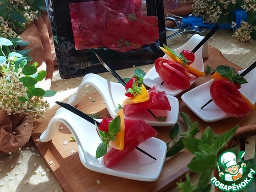 Канапе с сыровяленым филе бедра индейки