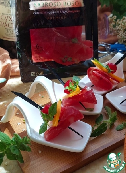 Канапе с сыровяленым филе бедра индейки