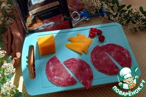 Канапе с сыровяленым филе бедра индейки