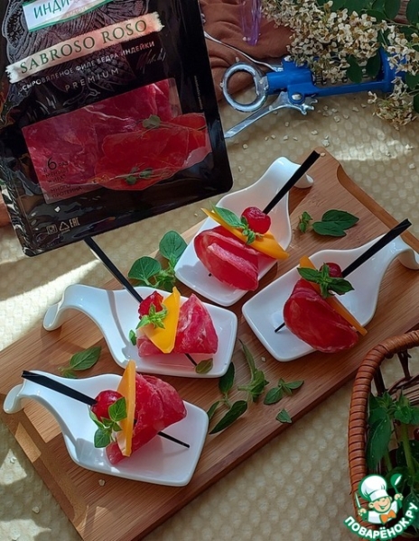 Канапе с сыровяленым филе бедра индейки