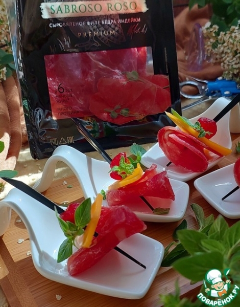 Канапе с сыровяленым филе бедра индейки