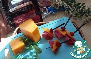 Канапе с сыровяленым филе бедра индейки