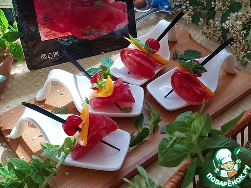 Канапе с сыровяленым филе бедра индейки