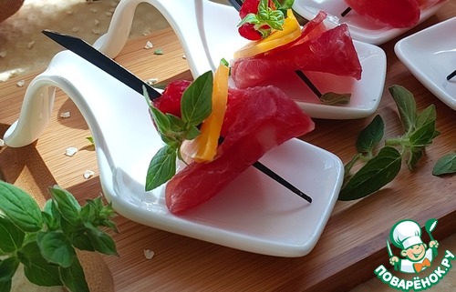 Канапе с сыровяленым филе бедра индейки