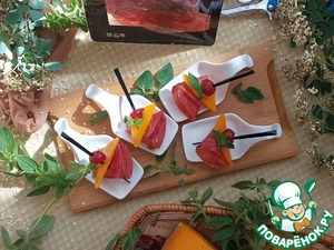 Канапе с сыровяленым филе бедра индейки