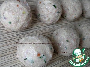 Канедерли из хлеба и колбас в бульоне