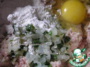 Канедерли из хлеба и колбас в бульоне