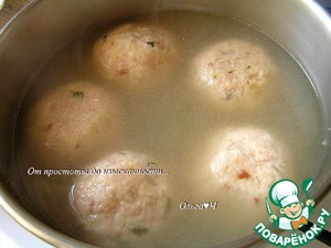 Канедерли из хлеба и колбас в бульоне