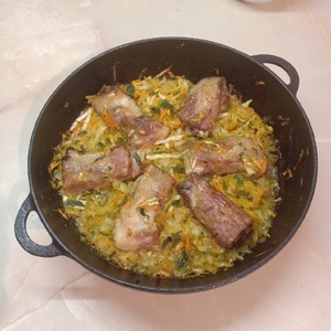 Капуста, тушеная с ребрышками