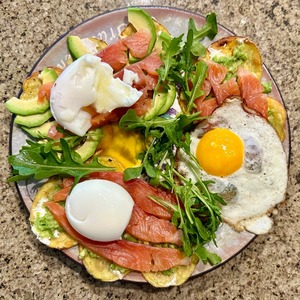 Картофельная яичница с авокадо и лососем Картофельная яичница с авокадо и лососем