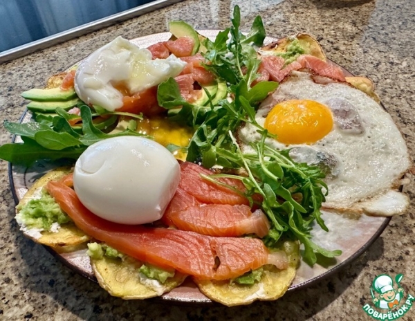 Картофельная яичница с авокадо и лососем Картофельная яичница с авокадо и лососем