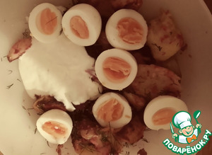 Картофельный салат со свеклой, скумбрией, хреном