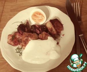 Картофельный салат со свеклой, скумбрией, хреном