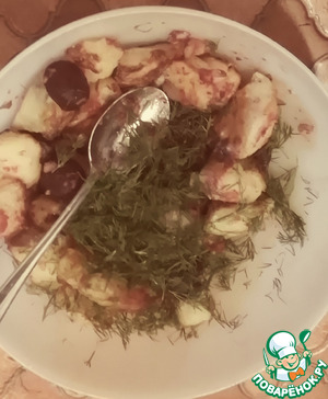 Картофельный салат со свеклой, скумбрией, хреном