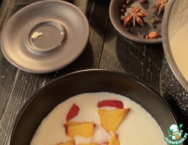 Каша из рисовой поленты с клубникой и персиками Каша из рисовой поленты с клубникой и персиками