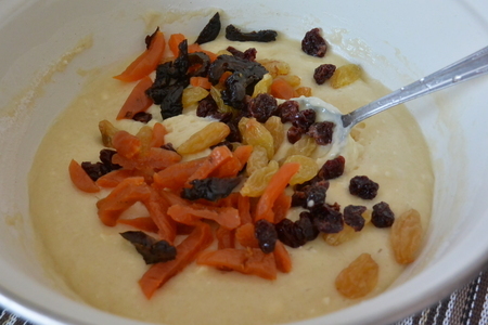 Кекс с сухофруктами и ягодами