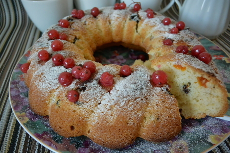 Кекс с сухофруктами и ягодами