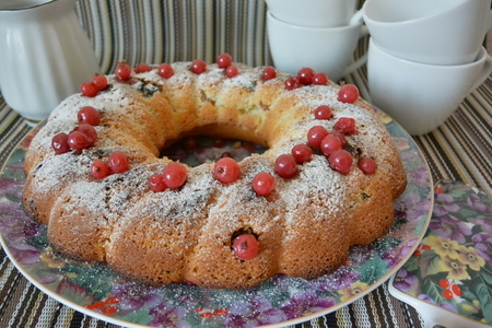 Кекс с сухофруктами и ягодами